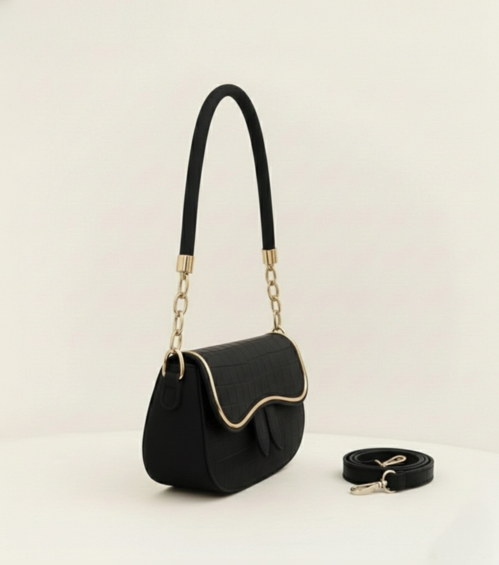 AURRA BLACK SHOULDER